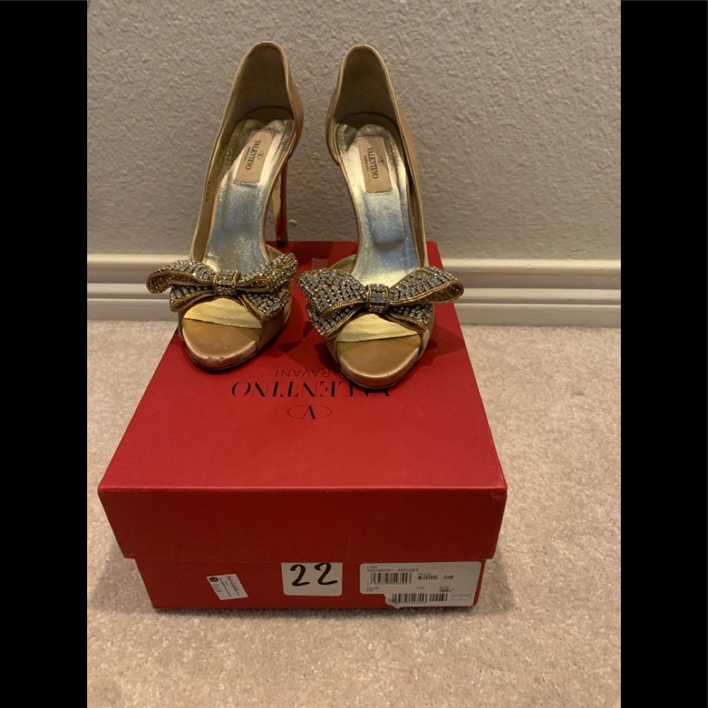 Gorgeous gold satin Valentino bow heel, size 38.5
